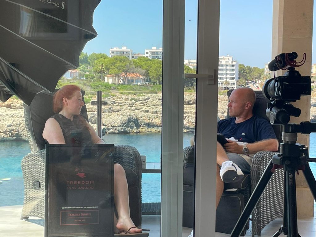 Tamara Sindel und Danny Adams im Interview 2021 auf Mallorca in der Bucht von Portocolom auf dem Balkon der Villa von Familie Adams